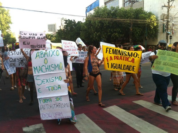 Marcha das Vadias levou aproximadamente 200 pessoas às ruas do Centro de Manaus (Foto: Ana Graziela Maia/G1 AM)