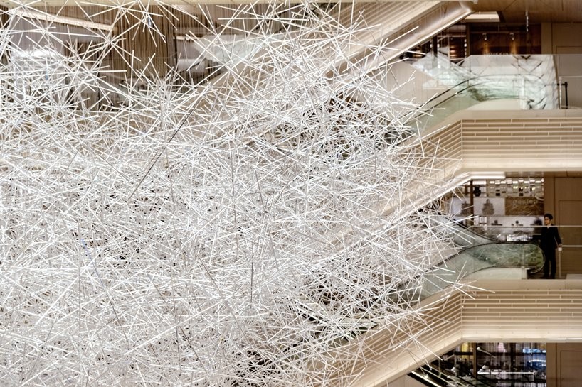 Escultura com 10 mil prismas transparentes ocupa shopping de luxo no Japão (Foto: Divulgação)