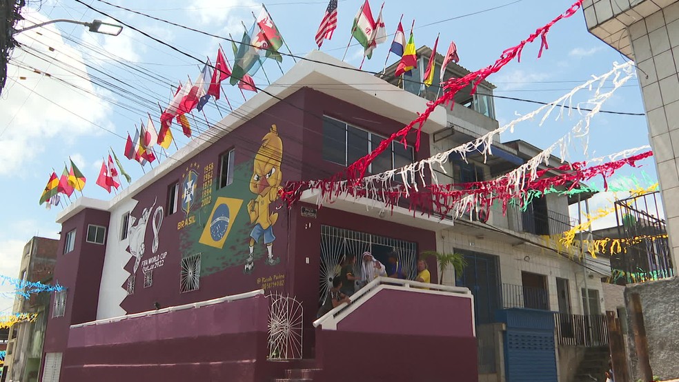 Casa decorada com o tema da Copa do Mundo no Cabo de Santo Agostinho, no Grande Recife — Foto: Reprodução/TV Globo