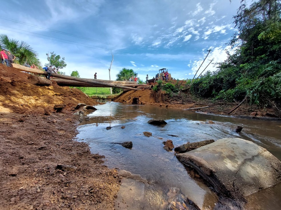 Estrada do Engenho em Itacoatiara no Amazonas recebe ponte improvisada em trecho que desabou  — Foto: Liam Cavalcante/Rede Amazônica