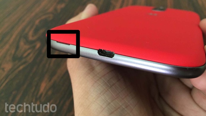 Abra a tampa traseira do Moto G 4 para inserir o chip (Foto: Lucas Mendes/TechTudo)