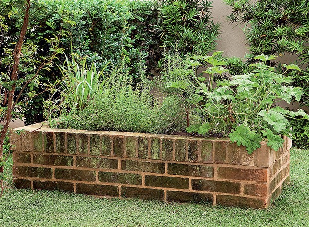O canteiro de tijolos atende ao pedido da moradora, que queria uma horta no jardim com 40 cm de altura -o que facilita no manuseio dos temperos (Foto: Edu Castello/Editora Globo)