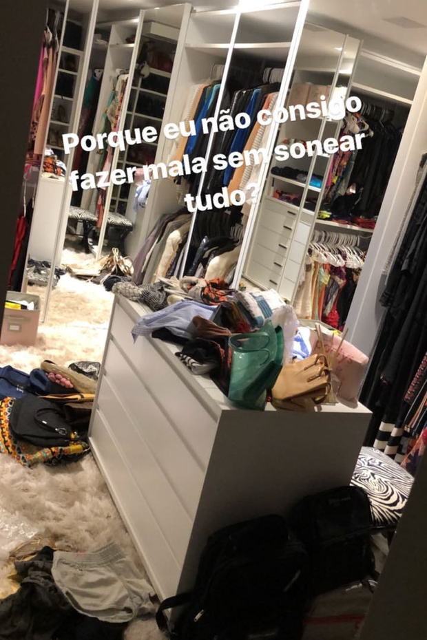 Mayra Cardi mostra closet bagunçado após fazer a mala (Foto: Reprodução/Instagram)