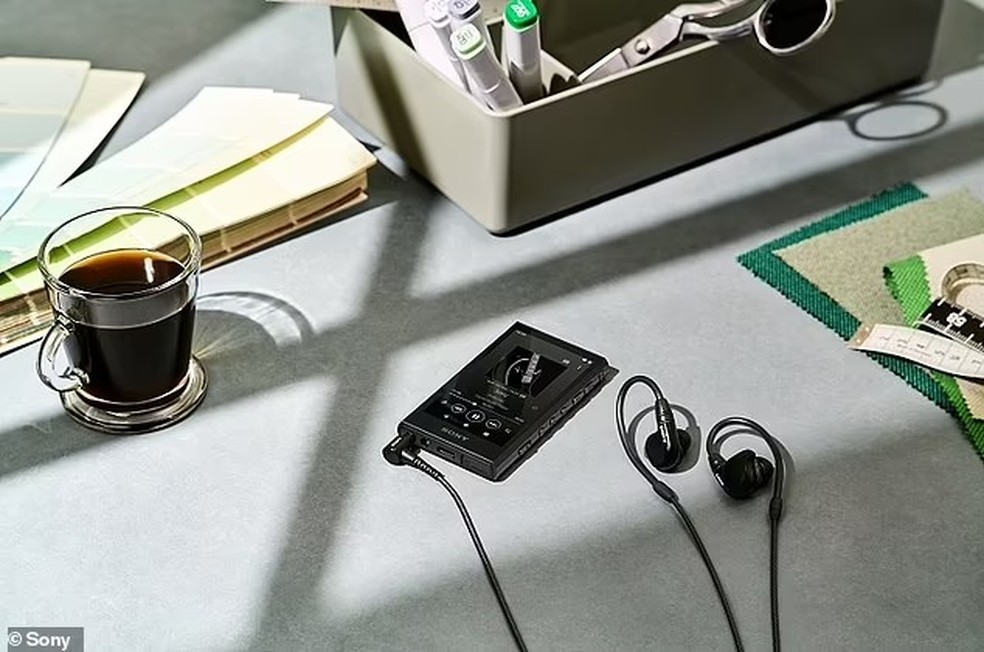 Walkman NW-A306 com fone de ouvido — Foto: Divulgação/Sony