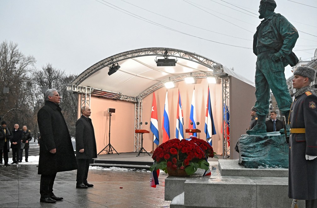 Os presidentes de Cuba, Miguel Díaz-Canel, e da Rússia, Vladimir Putin, diante de estátua de Fidel Castro inaugurada em Moscou, em 22 de novembro de 2022. — Foto: Sputnik/Sergey Guneev/Kremlin via Reuters