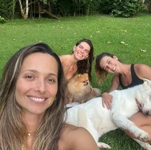 Mariana Goldfarb, amigas e pets — Foto: Reprodução/Instagram