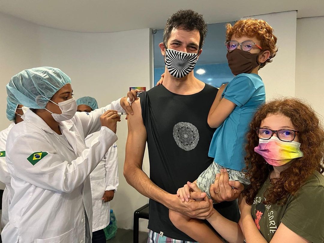 Mateus Solano levou filhos para tomarem primeira dose da vacina contra covid-19 (Foto: Reprodução/Instagram)