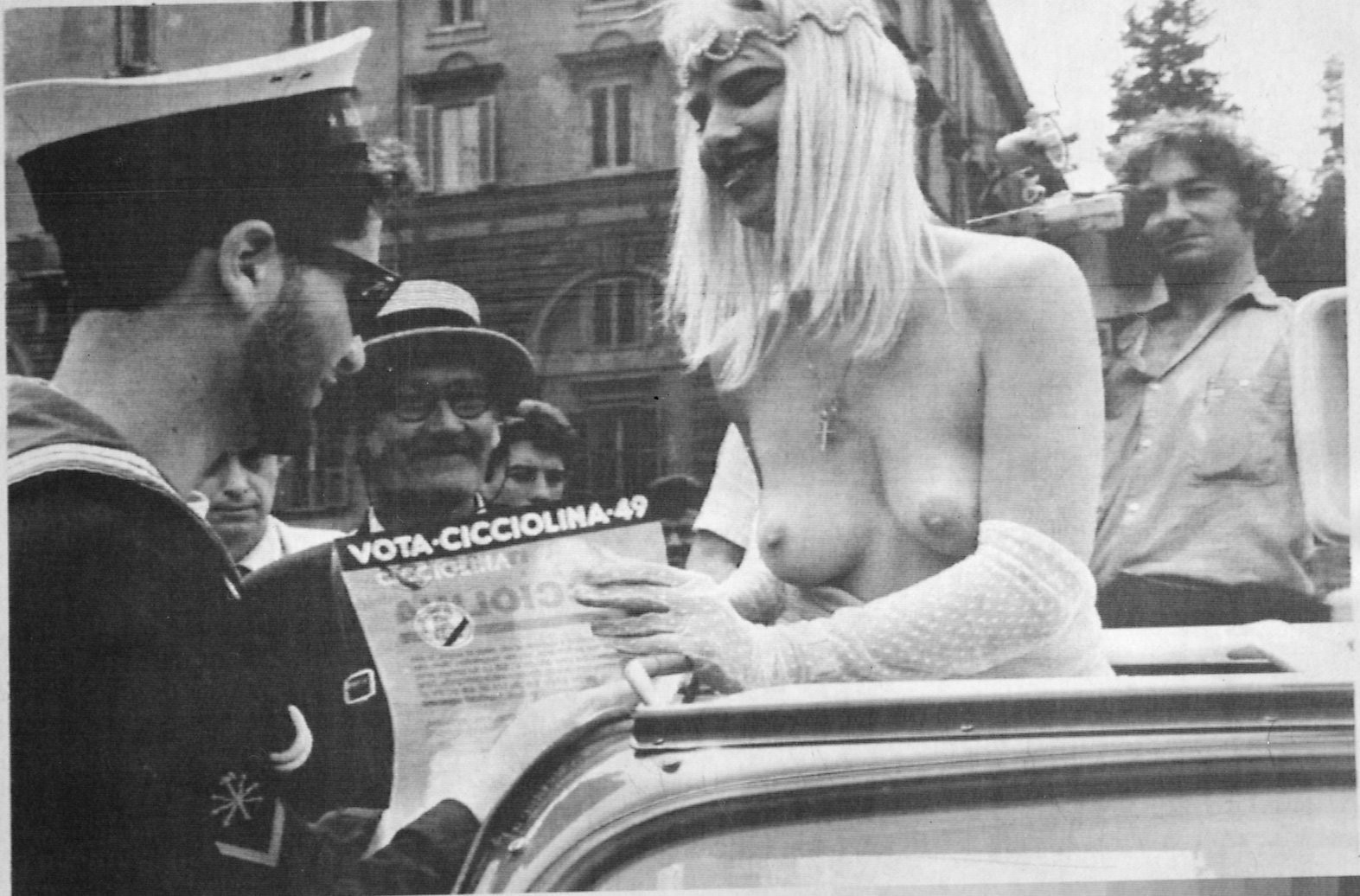 Cicciolina durante campanha eleitoral, em 1987  — Foto: AFP