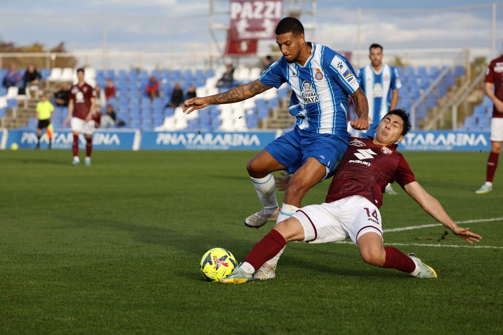 Vini Souza, o Vinição, em ação pelo Espanyol contra o Torino, no último sábado — Foto: Espanyol/Divulgação