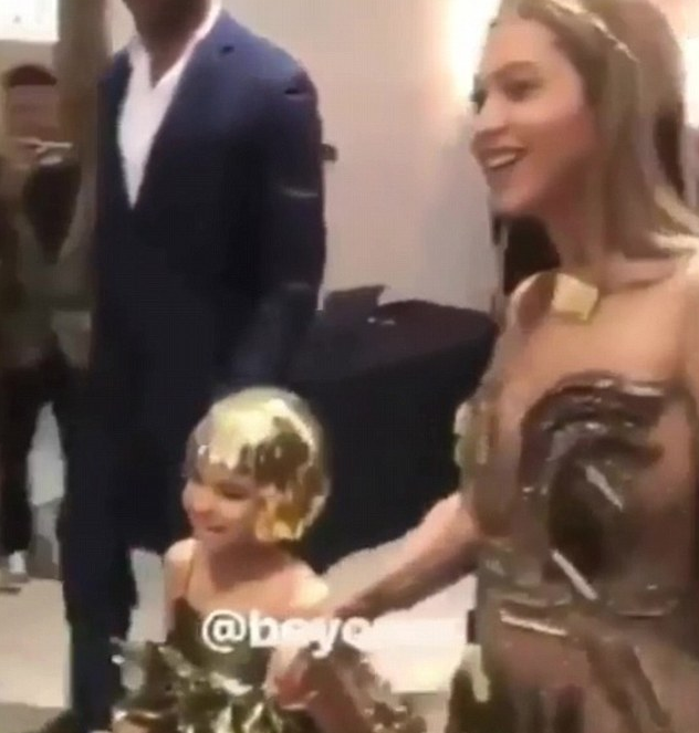 A pequena Blue Ivy de mãos dadas com sua mãe, a cantora Beyoncé (Foto: Instagram)