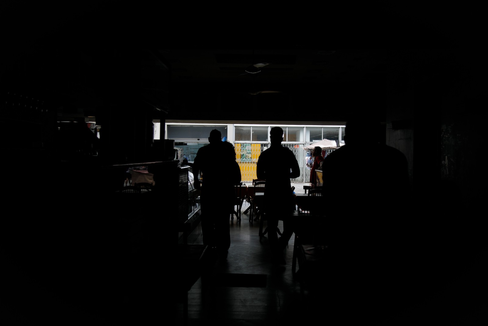 Terminal Menezes Côrtes, no Centro do Rio, ficou no escuro — Foto: Brenno Carvalho/Agência O Globo