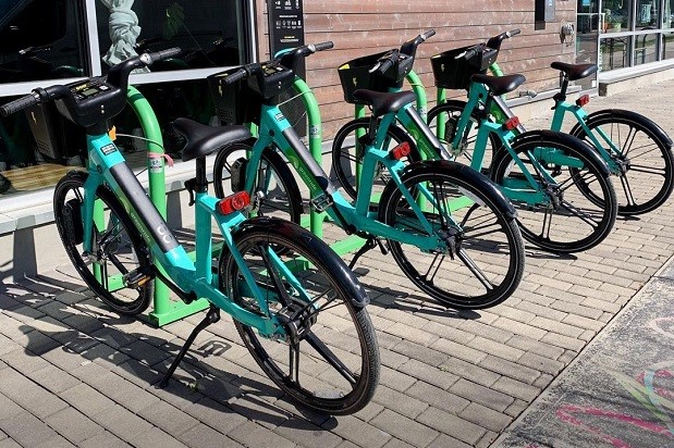 Bicicletas da Bolt Mobility: empresa desapareceu e deixou equipamentos abandonados em cidades dos EUA (Foto: Reprodução / Instagram @bolt_now)