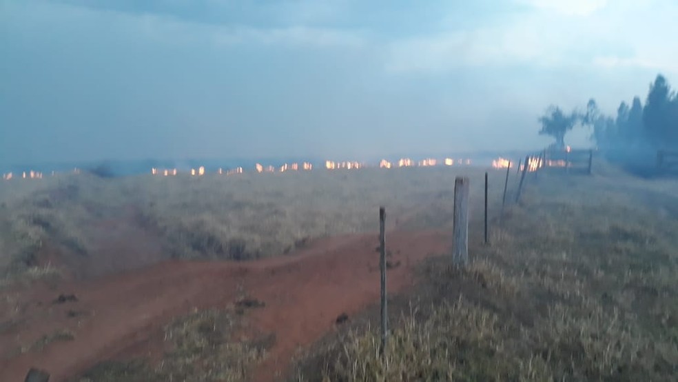 Fumaça do incêndio tirou a visibilidade dos motoristas na rodovia — Foto: Compdec
