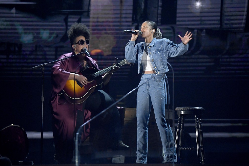 Brittany Howard e Alicia Keys cantam no Grammy 2020 — Foto: KEVORK DJANSEZIAN / GETTY IMAGES NORTH AMERICA / AFP