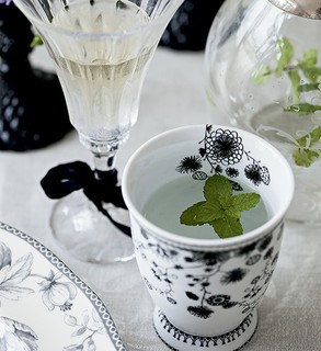 Luxos: fita de veludo na taça Blue Gardenia e minivaso Ideia Única usado como copo