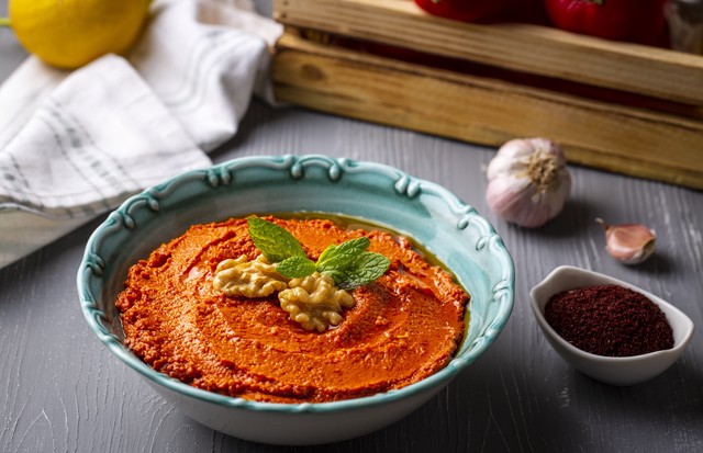 Traditional delicious Turkish appetizer, Muhammara, healthy walnut and roasted red bell pepper dip (Foto: Getty Images/iStockphoto)