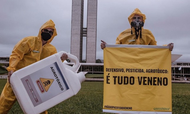 Ativistas do Greenpeace protestam em Brasilia contra o chamado Pacote do Veneno