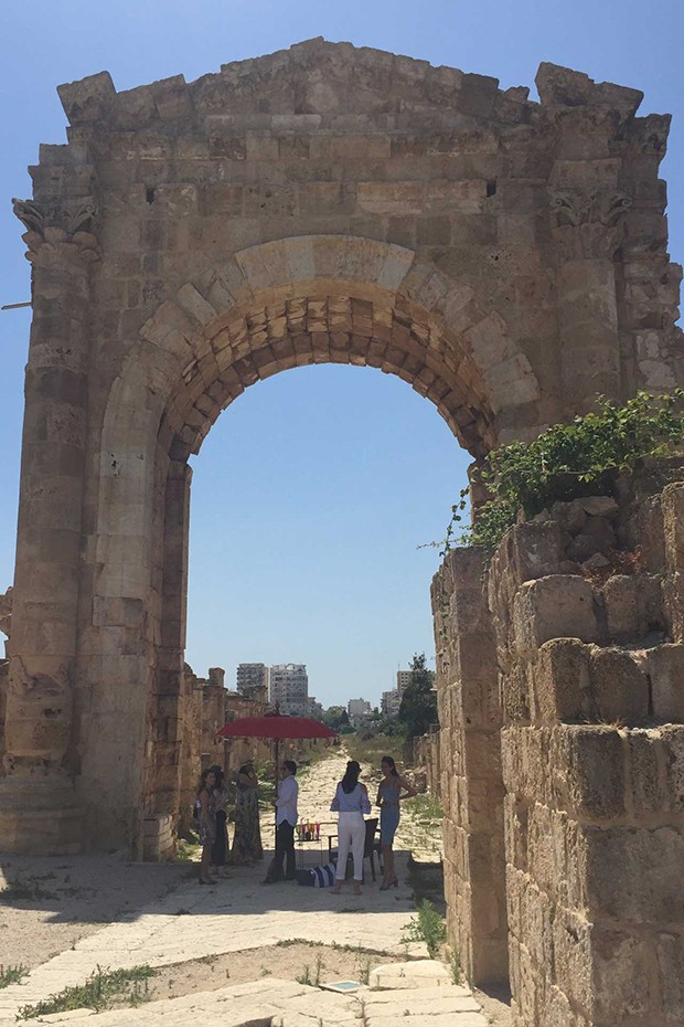 Saab gave Suzy a tour of Southern Lebanon, including a visit to the ancient Roman city of Tyre, now a UNESCO World Heritage Site (Foto: @SuzyMenkesVogue)