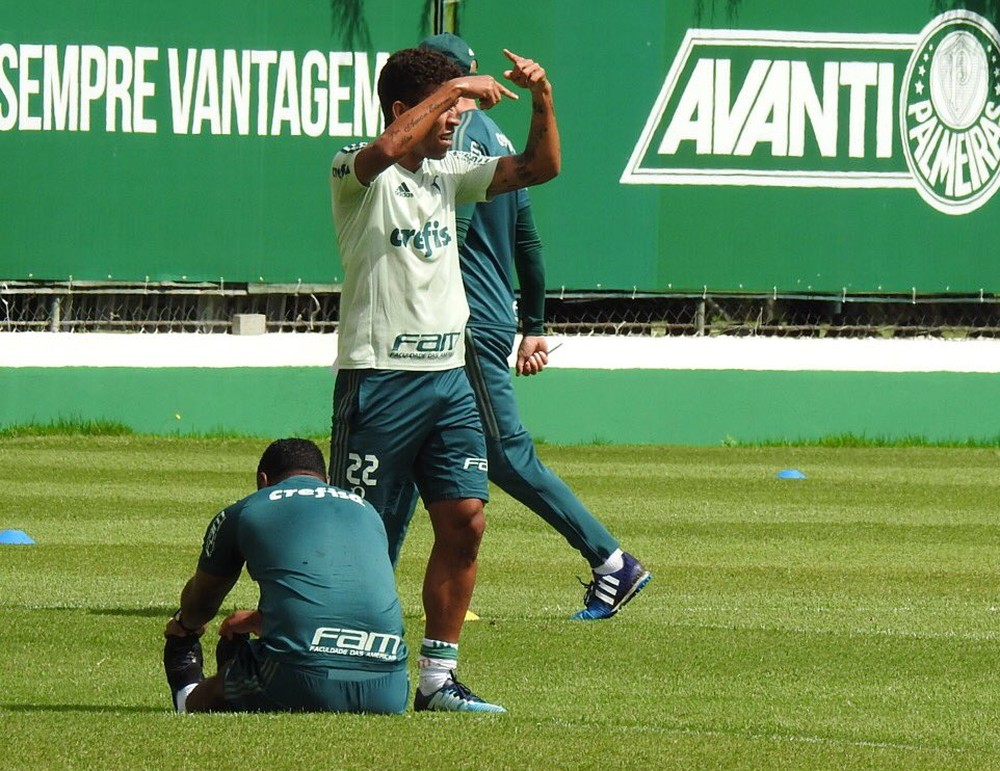 Em manhã quente, Jogadores e até Roger fazem treino físico 