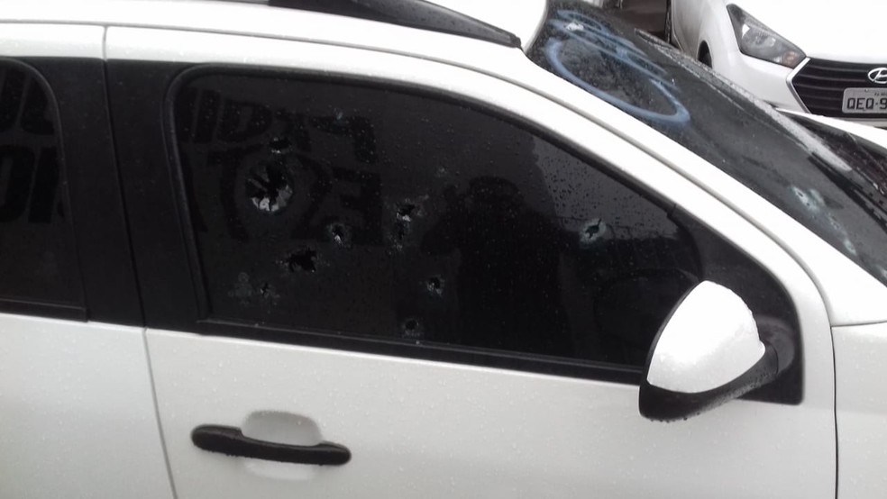 Carro que transportava vereador e esposa foi alvejado diversas vezes a luz do dia. — Foto: Ascom/PM