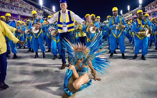 Lexa, rainha de bateria da Unidos da Tijuca, cai durante desfile
