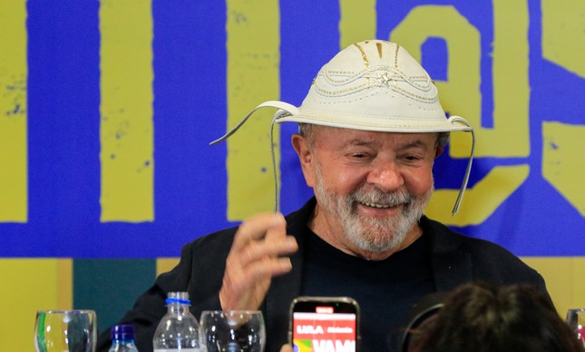 O ex-presidente Lula veste chapéu típico em ato de campanha em Maceió