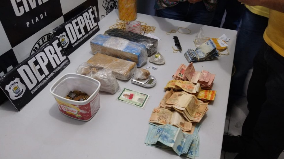 Droga e dinheiro apreendido com os suspeitos durante operação da Depre — Foto: Rafaela Leal/G1 PI