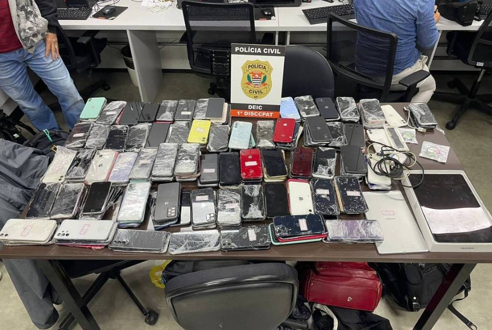 Aparelhos apreendidos em SP com suspeito de ser maior receptador de celulares — Foto: Divulgação/Deic
