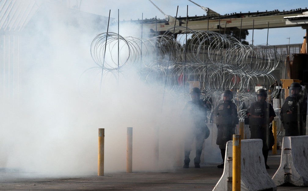 Oficiais de proteÃ§Ã£o alfandegÃ¡ria e de fronteiras dos EUA participam de um exercÃ­cio de prontidÃ£o operacional em grande escala na passagem fronteiriÃ§a do Porto de San Ysidro, visto de Tijuana â Foto: Hannah McKay/Reuters