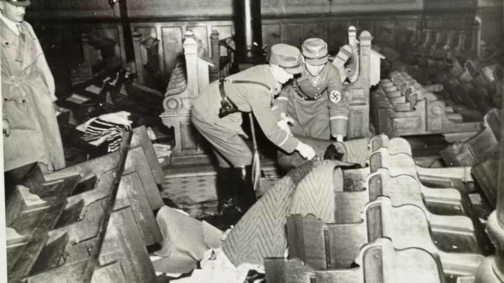 Soldados nazistas despejando gasolina em bancos de uma sinagoga — Foto: YAD VASHEM PHOTO ARCHIVE via BBC