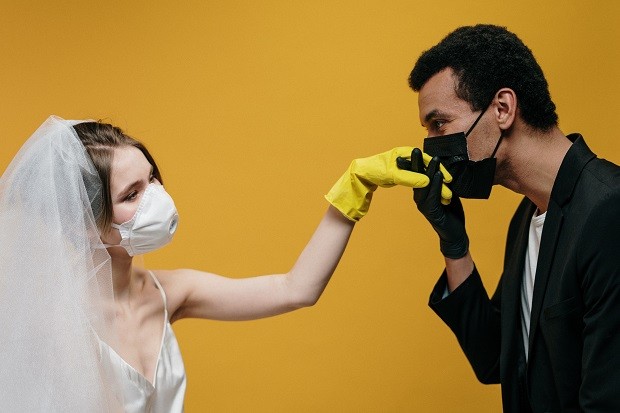 Casamento em tempos de pandemia (Foto: cottonbro / Pexels)