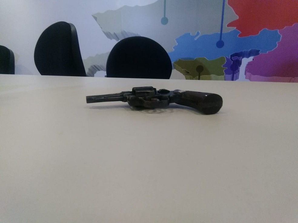 Arma usada no crime foi apreendida pela polÃ­cia â Foto: ClÃ©ber Rodrigues/Inter TV