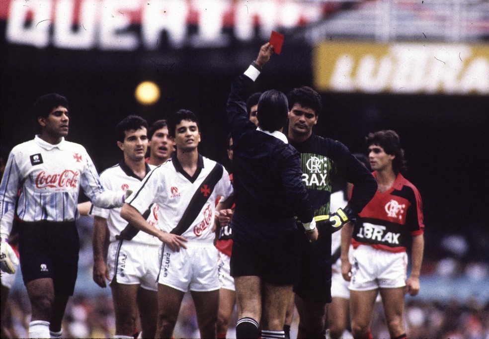 No primeiro clássico pelo Vasco, contra o Flamengo, em 1989, Bebeto perdeu e foi expulso — Foto: Arquivo O Globo