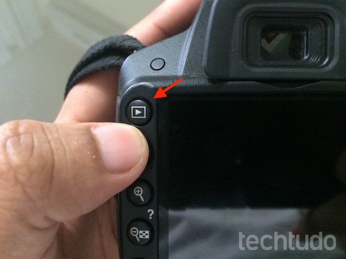 Acessando as fotos salvas no cartão de memória em uma câmera Nikon (Foto: Foto/Marvin Costa)