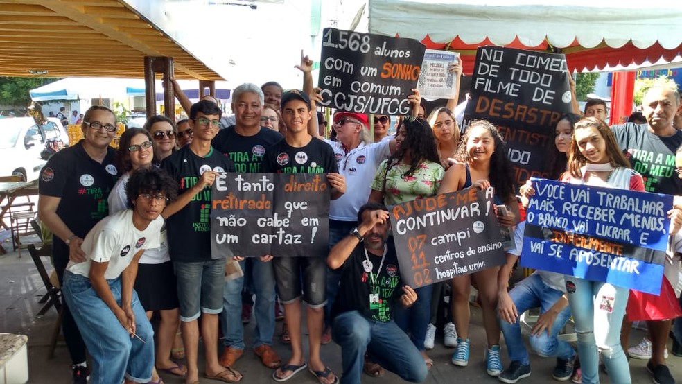 SOUSA, PB, 10h: Mobilização de estudantes e professores do IFPB acontece no Centro de Sousa, na Paraíba, nesta quinta-feira (30) — Foto: Beto Silva/TV Paraíba