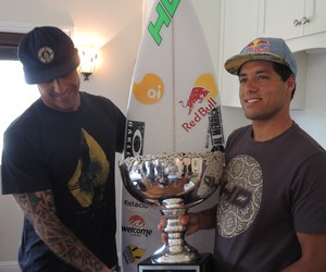 Adriano de Souza Mineirinho Leandro Dora Grilo day after Pipeline surfe (Foto: David Abramvezt) Adriano de Souza Mineirinho Leandro Dora Grilo day after Pipeline surfe (Foto: David Abramvezt)