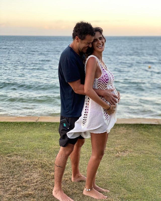 Grávida de gêmeas, Marcella Fogaça faz clique com o marido Joaquim Lopes: "Nós quatro" (Foto: Reprodução/Instagram)