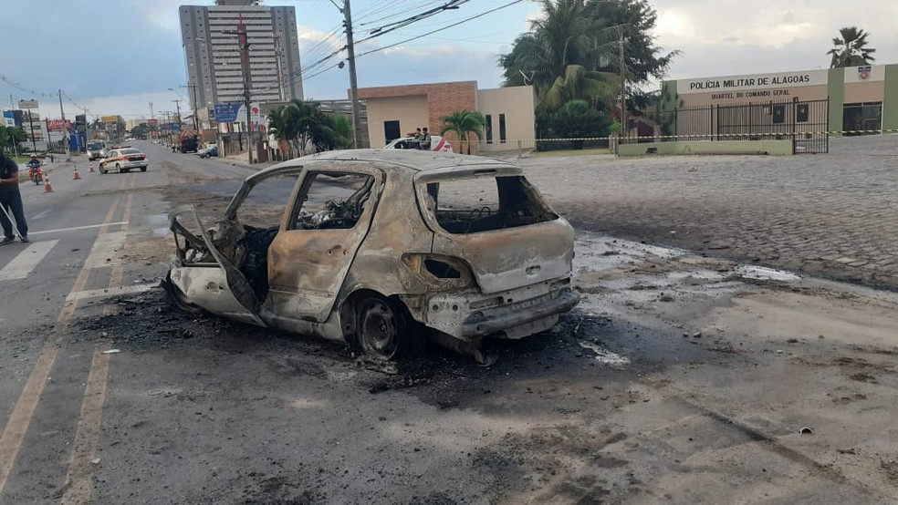 Motorista morreu carbonizado dentro do carro — Foto: Heliana Gonçalves/TV Gazeta