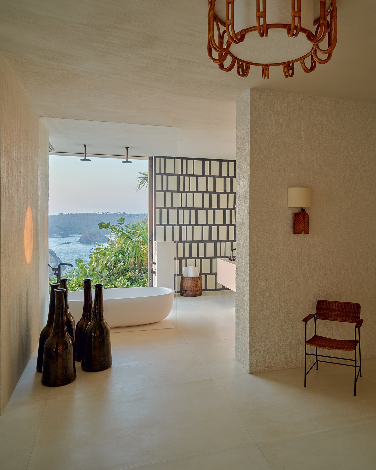 Paisagens marcantes, ambientes integrados e muitas obras de arte compõem esta casa no Pacífico (Foto: Fernando Marroquin)