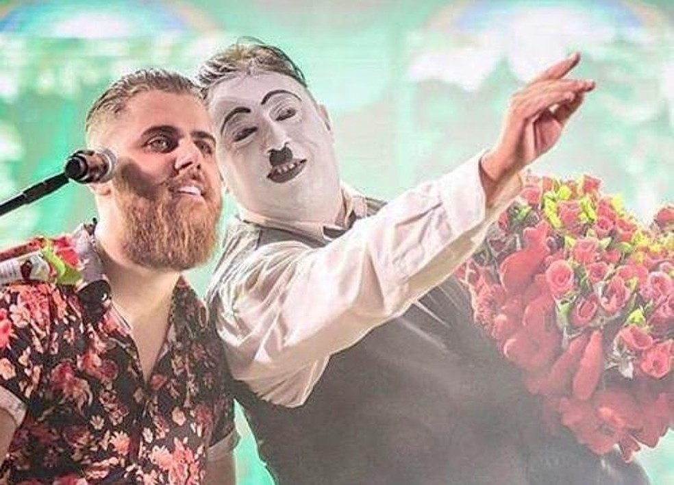 Zé Neto, da dupla com Cristiano, interage com o vendedor de rosas em cima do palco durante show — Foto: Arquivo pessoal