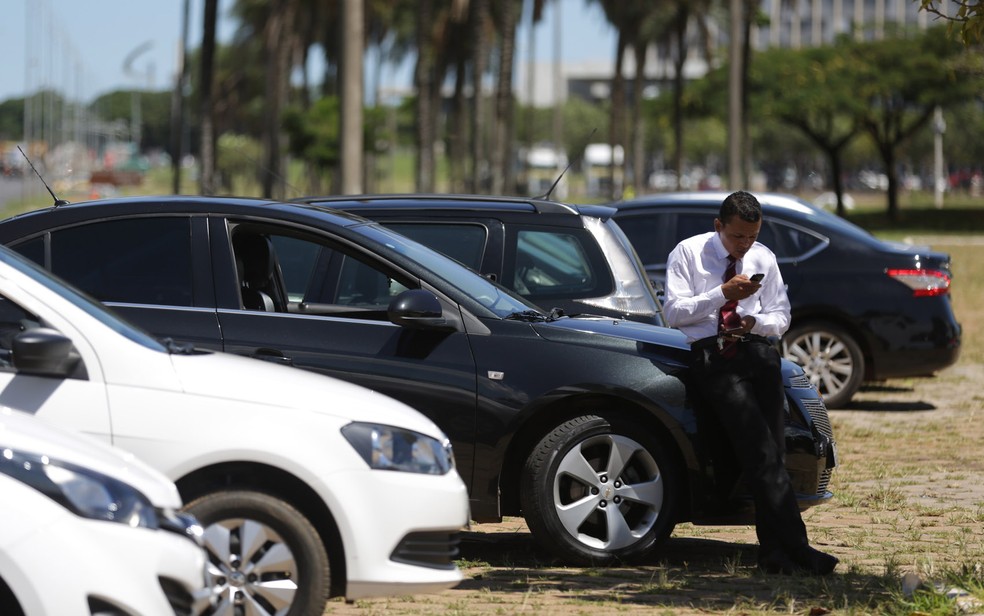 Motorista de transporte por aplicativo participa de um protesto em Brasília. — Foto: Eraldo Peres/AP