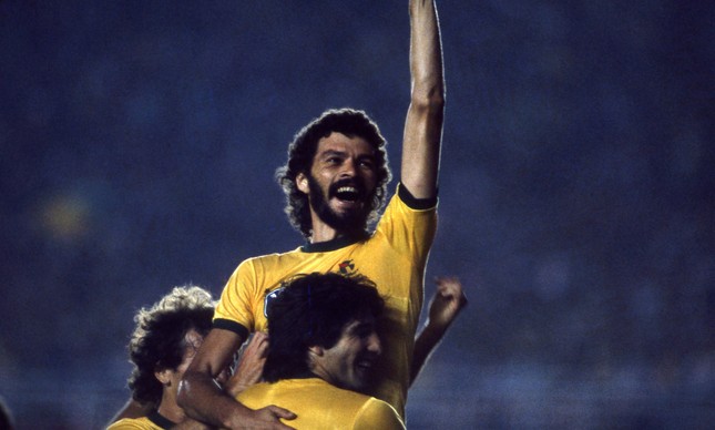 Sócrates. Jogador comemora gol pela seleção brasileira, em 1985