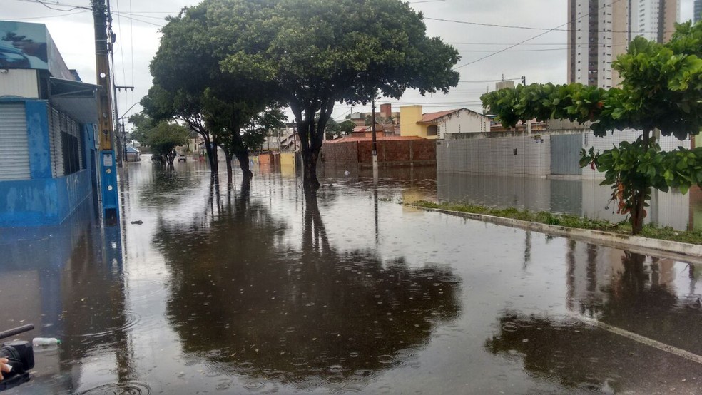 Avenida Capitão-Mor Golveia ficou alagada nos dois sentidos (Foto: Julianne Barreto/Inter TV Cabugi)
