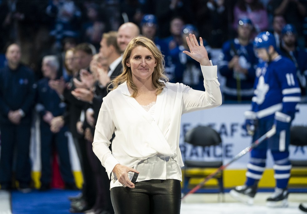 Tetracampeã olímpica do hóquei no gelo, Hayley Wickenheiser estuda medicina e está na linha de frente do combate ao coronavírus — Foto: Mark Blinch/NHLI