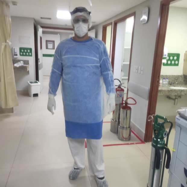 Um dos primeiros de Pernambuco a tomar vacina contra a Covid-19, o fisioterapeuta recifense Guilherme de Albuquerque, de 43 anos, está há 10 meses atuando na linha de frente (Foto: Divulgação)