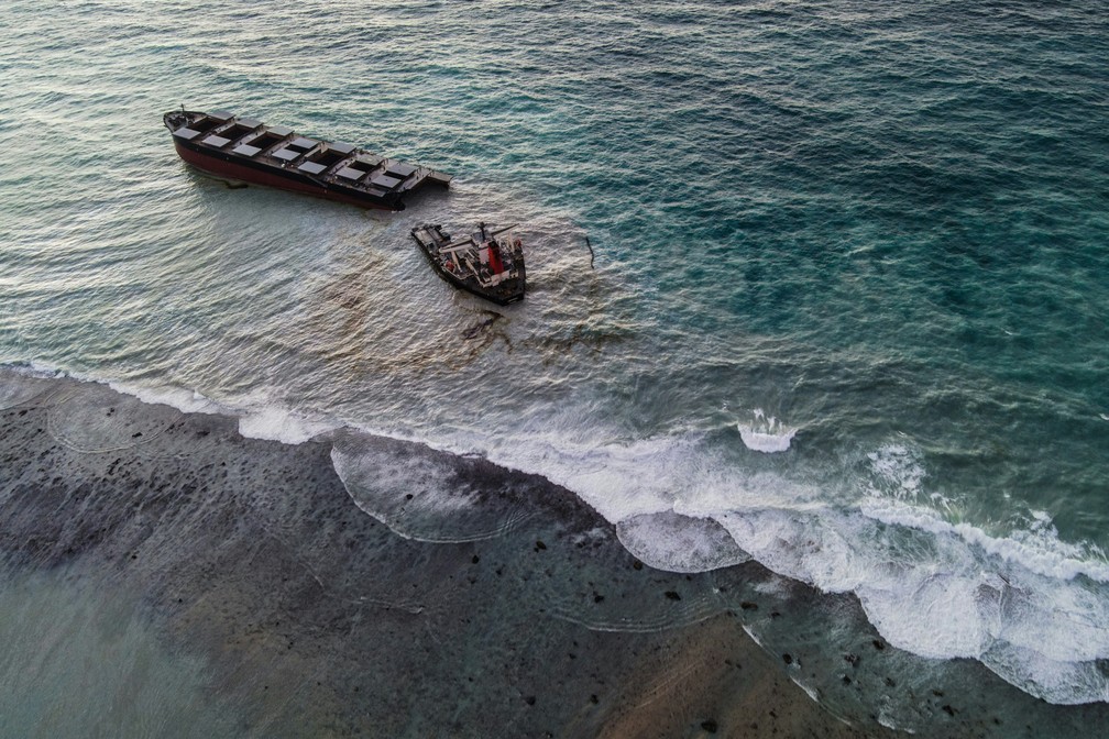 O navio MV Wakashio é visto após se partir em duas partes perto do Blue Bay Marine Park, nas Ilhas Maurício — Foto: AFP