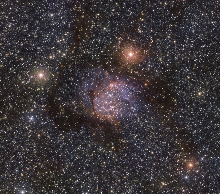 Imagem da nebulosa Sh2-54 foi obtida em luz infravermelha usando o telescópio VISTA do ESO no Observatório do Paranal, no Chile