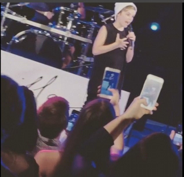 Cruz Beckham no palco (Foto: Reprodução/Instagram)