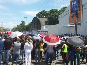 Servidores de Maceió se concentraram no Estacionamento do Jaraguá para discutir rumos da mobilização (Foto: Micaelle Morais/G1)