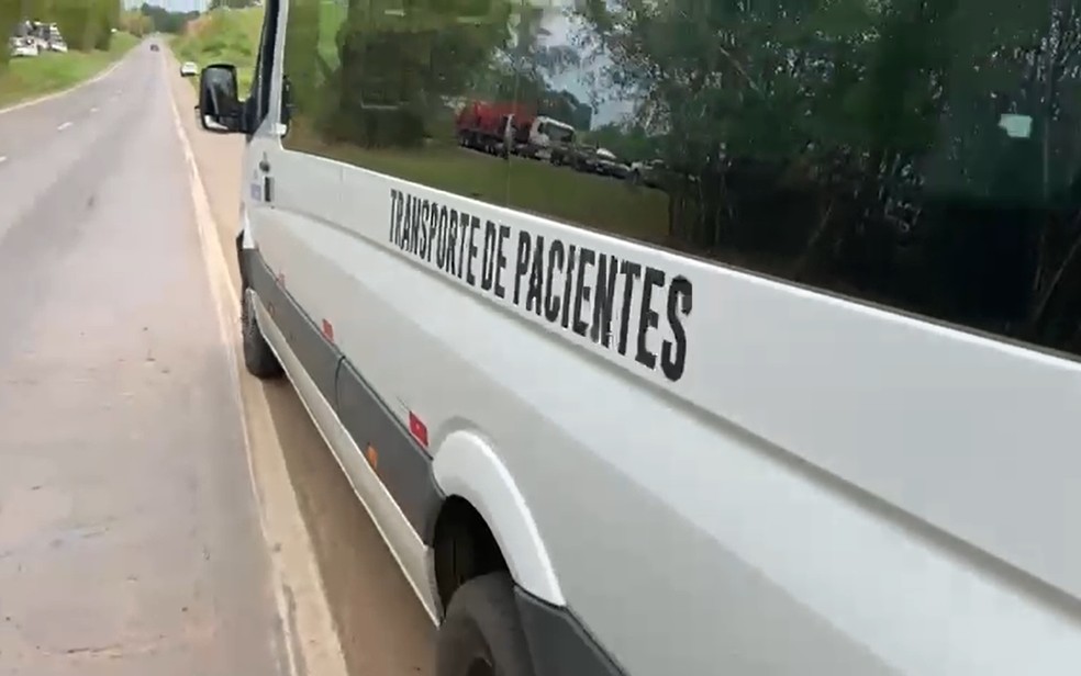 Van que fazia o transporte de pacientes de Posse a Goiânia, Goiás — Foto: Vitor Santana/g1 